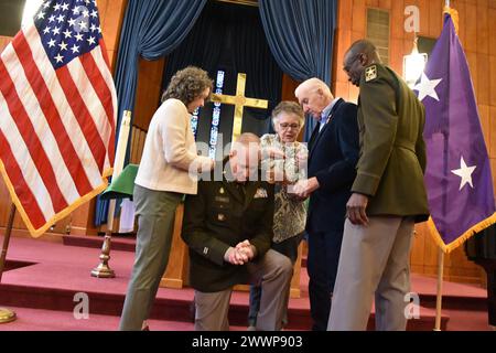 Il cappellano James F. Fisher fu promosso colonnello dal maggiore generale William 'Bill' Green Jr., capo dei cappellani dell'esercito degli Stati Uniti, durante una cerimonia il 2 febbraio 2024, presso la Fort Hamilton Garrison Chapel a Brooklyn, N.Y. Fisher è il capo del gruppo Strategic Initiatives con l'Ufficio del Capo dei Cappellani, e come cappellano senior della Protestant Cornerstone Fellowship presso la guarnigione. I membri della famiglia si sono Uniti a Green per celebrare la promozione di Fisher. Esercito Foto Stock