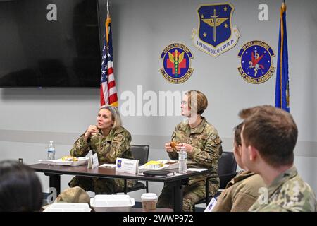 Brig. Il generale Leigh Swanson, chirurgo di comando dell'Air Mobility Command, si impegna con il Team Little Rock Airmen durante una visita alla base aerea di Little Rock, Arkansas, 12 febbraio 2024. Durante la visita, Swanson e il Master Sgt. Daneen Jeziorske, forza arruolata medica dell'AMC, hanno avuto l'opportunità di conoscere le operazioni quotidiane del 19 ° MDG e di interagire con numerosi avieri in vari campi di carriera che contribuiscono a preparare e mantenere la preparazione medica. Aeronautica militare Foto Stock