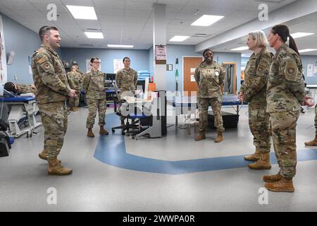 Brig. Il generale Leigh Swanson, chirurgo di comando dell'Air Mobility Command, e il capo Sgt. Daneen Jeziorske, forza di arruolamento medico dell'AMC, visita la terapia fisica durante un tour della base presso la Little Rock Air Force base, Arkansas, 12 febbraio 2024. Durante la visita, Swanson e Jeziorske hanno avuto l'opportunità di conoscere le operazioni quotidiane del 19 ° MDG e di interagire con numerosi avieri in vari campi di carriera che contribuiscono a preparare e mantenere la preparazione medica. Aeronautica militare Foto Stock