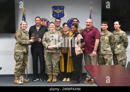 Brig. Il generale Leigh Swanson, chirurgo di comando dell'Air Mobility Command, comandante del Sgt. Daneen Jeziorske, forza di reclutamento medica dell'AMC, e avieri e civili assegnati al 19th Medical Group posero per una foto durante una visita alla base aerea di Little Rock, Arkansas, 12 febbraio 2024. Durante la visita, Swanson e Jeziorske hanno avuto l'opportunità di conoscere le operazioni quotidiane del 19 ° MDG e di interagire con numerosi avieri in vari campi di carriera che contribuiscono a preparare e mantenere la preparazione medica. Aeronautica militare Foto Stock