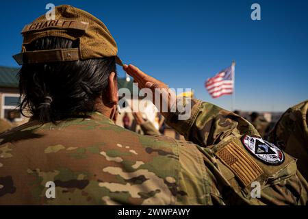 Il sergente tecnico Darrell Charlee, Kirtland Air Force base Inspection Agency client Systems NCO in carica, rende un saluto per il ruolo dell'inno nazionale durante una cerimonia di benedizione domestica per un veterano della Nazione Navajo a Shiprock, New Mexico, 28 febbraio 2024. Oltre a visitare diverse scuole della riserva Navajo, Charlee e altri tre avieri che rappresentavano la squadra per l'uguaglianza delle nazioni indigene hanno partecipato alla cerimonia per mostrare il loro sostegno al veterano della guerra del Vietnam. "Circa il 18%, quasi uno su cinque nativi americani hanno o stanno attualmente prestando servizio nelle forze armate statunitensi", ha affermato CH Foto Stock