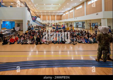 Gli studenti di quarta e quinta elementare della Osan Elementary School attendono un briefing da parte di U.S. Airmen assegnato alla 51st Medical Group Dental Clinic presso Osan Air base, Repubblica di Corea, 23 febbraio 2024. La clinica odontoiatrica ha visitato la scuola in onore del National Children's Dental Health Month. Insegnavano lezioni di igiene dentale seguite da giochi interattivi e premi. Aeronautica militare Foto Stock