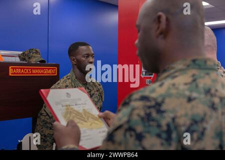 Il maggiore Wesley O. Turner II, Corps­­­­ Marine Logistics Group, legge il meritorioso mandato di promozione per il sergente Jean Pierre St Surin, uno specialista nella gestione delle scorte con il Reggimento di preparazione al combattimento, il 2° MLG, prima di essere promosso da Brig. Generale Michael E. McWilliams, comandante generale, 2nd MLG, a Camp Lejeune, Carolina del Nord, 27 febbraio 2024. St Surin è stato meritatamente promosso dopo aver mostrato eccezionali prestazioni militari, apparenza, comportamento e un alto livello di leadership che ha un impatto significativo sul raggiungimento della missione. Corpo dei Marine Foto Stock