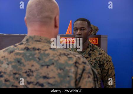 Il sergente Jean Pierre St Surin, specialista nella gestione delle scorte del Corps­­­­ Reggimento di preparazione al combattimento, il gruppo logistico marino, è meritatamente promosso a sergente da Brig. Generale Michael E. McWilliams, comandante generale, 2nd Marine Logistics Group, a Camp Lejeune, Carolina del Nord, 27 febbraio 2024. St Surin è stato meritatamente promosso dopo aver mostrato eccezionali prestazioni militari, apparenza, comportamento e un alto livello di leadership che ha un impatto significativo sul raggiungimento della missione. Corpo dei Marine Foto Stock