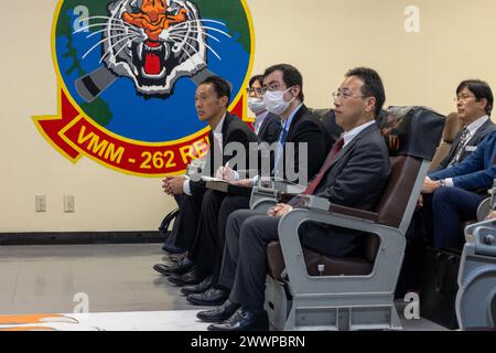 Shinya Ito, direttore generale dell'Ufficio di difesa di Okinawa, ascolta una breve intervista al Marine Medium Tiltrotor Squadron 262, Marine Aircraft Group 36, 1st Marine Aircraft Wing sulla Marine Corps Air Station Futenma, Okinawa, Giappone, 27 febbraio 2024. La visita del direttore generale ha favorito la comunicazione sulle operazioni VMM-262 intorno a Okinawa. Corpo dei Marine Foto Stock