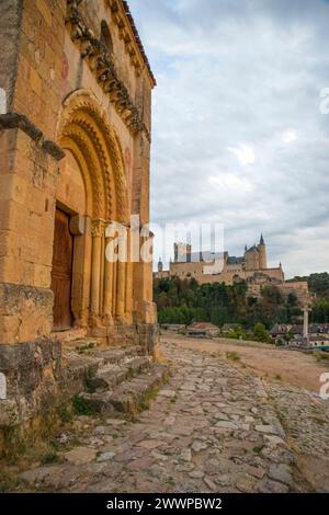 L'Alcazar dalla chiesa di vera Cruz. Segovia, Castilla Leon, Spagna. Foto Stock