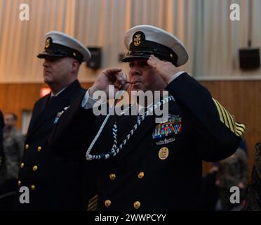 Il Master Chief Hospital della Marina degli Stati Uniti Jeffrey Pritchett Corpsman usa un fischio di un boatswain durante la cerimonia di pensionamento del Master Chief Petty Officer della Marina degli Stati Uniti Christopher Rebana a Camp Lejeune, North Carolina, 16 febbraio 2024. Rebana si arruolò nella Marina degli Stati Uniti nel 1994 e da allora ha prestato servizio in vari billets di leadership, tra cui il capo comandante del 3d Medical Battalion, il 2d Marine Logistics Group, la 2d Marine Division e la II Marine Expeditionary Force. Corpo dei Marine Foto Stock