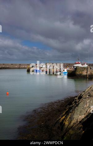 Porto di Amlwch con barche da pesca ormeggiate. Amlwch Port, Anglesey, Galles, Regno Unito. 23 marzo 2024 Foto Stock