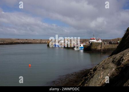 Porto di Amlwch con barche da pesca ormeggiate. Amlwch Port, Anglesey, Galles, Regno Unito. 23 marzo 2024 Foto Stock