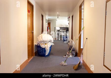 Attrezzature per la pulizia delle camere nel corridoio dell'hotel Foto Stock