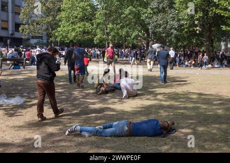 Rifugiati siriani in attesa nel centro centrale di accoglienza per i richiedenti asilo presso l'Ufficio di Stato per la salute e gli affari sociali di Berlino, 26/08/2015 Foto Stock