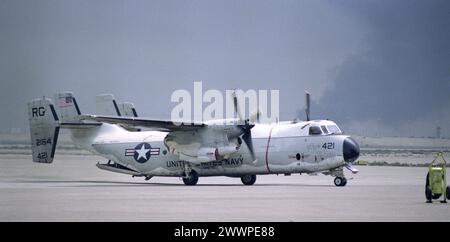 Prima guerra del Golfo: 25 marzo 1991 Un COD Grumman C-2 Greyhound della Marina degli Stati Uniti dalla USS Midway rullò all'Aeroporto Internazionale del Kuwait. Foto Stock