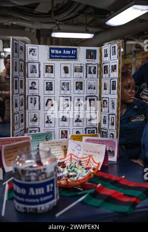 I marinai a bordo della portaerei classe Nimitz USS George Washington (CVN 73) celebrano il Black History Month mentre erano in viaggio nell'Oceano Atlantico, 22 febbraio 2023. George Washington sta conducendo corsi personalizzati di formazione sulla disponibilità e sul problema di valutazione finale (TSTA/FEP). La TSTA prepara la nave e l'equipaggio per la piena integrazione in un gruppo di sciopero dei vettori attraverso un'ampia gamma di operazioni mission critical. Marina Foto Stock