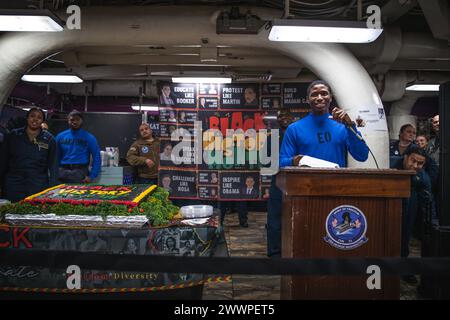 Airman apprendista Ashton L. Logan, di Los Angeles, assegnato ai dipartimenti aerei della divisione V-1 a bordo della portaerei classe Nimitz USS George Washington (CVN 73), ospita la celebrazione del Black History Month mentre è in corso nell'Oceano Atlantico, il 22 febbraio 2023. George Washington sta conducendo corsi personalizzati di formazione sulla disponibilità e sul problema di valutazione finale (TSTA/FEP). La TSTA prepara la nave e l'equipaggio per la piena integrazione in un gruppo di sciopero dei vettori attraverso un'ampia gamma di operazioni mission critical. Marina Foto Stock