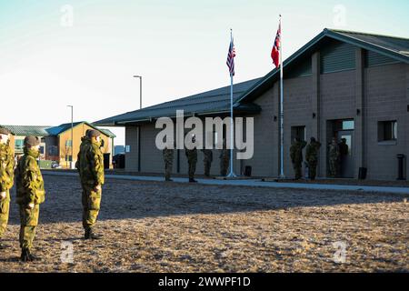 Le truppe della Guardia Nazionale del Minnesota e della Guardia interna norvegese e della Gioventù si uniscono in una cerimonia di apertura al 51° Norwegian Reciprocal Troop Exchange (NOREX) presso il Camp Ripley Training Center di Little Falls, Minnesota, il 2 febbraio 2024. NOREX è un evento di addestramento annuale in cui soldati e avieri di entrambe le forze volano oltreoceano verso il loro paese alleato e conducono l'addestramento invernale e le operazioni in condizioni climatiche fredde tra loro (Minnesota Army National Guard) Foto Stock