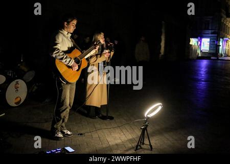 22 marzo 2024, Odessa, Ucraina: Musicisti di strada suonano nella buia via Deribasovskaya. Un massiccio attacco missilistico contro l'Ucraina avvenne nelle ore mattutine del 22 marzo 2024. Kharkiv, Zaporizhzhia, Kryvyi Rih, Khmelnytskyi, Poltava Oblast, Vinnytsia Oblast, Lviv Oblast, Ivano-Frankivsk Oblast, Mykolaiv Oblast, Odesa Oblast, l'Oblast' di Sumy e altre parti del paese furono sottoposte al fuoco di razzi da parte dell'esercito russo. La stazione idroelettrica Dnieper fu messa fuori servizio (otto missili colpiti; un filobus che trasportava civili che viaggiavano lungo la diga fu colpito; la seconda unità di potenza fu distrutta). T Foto Stock