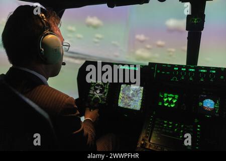 Shinya Ito, direttore generale dell'Okinawa Defense Bureau, utilizza un simulatore di velivolo tiltrotor MV-22 Osprey presso la Marine Corps Air Station Futenma, Okinawa, Giappone, 27 febbraio 2024. La visita del direttore generale ha favorito la comunicazione sulle operazioni VMM-262 intorno a Okinawa. Corpo dei Marine Foto Stock