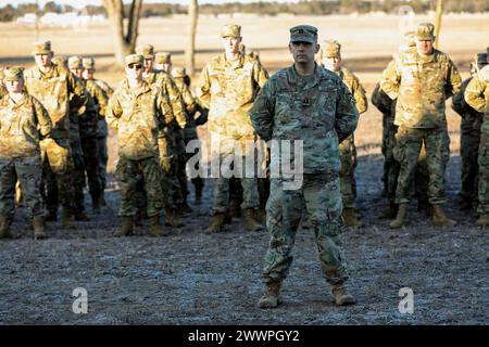 Le truppe della Guardia Nazionale del Minnesota e della Guardia interna norvegese e della Gioventù si uniscono in una cerimonia di apertura al 51° Norwegian Reciprocal Troop Exchange (NOREX) presso il Camp Ripley Training Center di Little Falls, Minnesota, il 2 febbraio 2024. NOREX è un evento di addestramento annuale in cui soldati e avieri di entrambe le forze volano oltreoceano verso il loro paese alleato e conducono l'addestramento invernale e le operazioni in condizioni climatiche fredde tra loro (Minnesota Army National Guard) Foto Stock