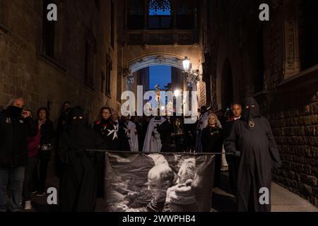 Barcellona, Barcellona, Spagna. 24 marzo 2024. La processione della buona morte passa attraverso il centro di Barcellona durante la domenica delle Palme della settimana Santa. La settimana Santa è la commemorazione cristiana annuale della passione di Cristo. (Immagine di credito: © Marc Asensio Clupes/ZUMA Press Wire) SOLO PER USO EDITORIALE! Non per USO commerciale! Foto Stock