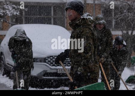 Tyler Michaelson, sergente del corpo dei Marines degli Stati Uniti, spara la neve durante Korea Viper 24,1 a Pyeongchang, Repubblica di Corea, 15 febbraio 2024. Nella sua prima iterazione, Korea Viper dimostra la capacità del ROK-US Marine Corps di rispondere in modo decisivo nella regione come una forza unica e unificata, rafforzando al contempo le relazioni e la fiducia tra i due alleati. Michaelson, nativo di New York, è un fuciliere del Battaglione 2d, 7th Marines. 2/7 è schierato in avanti nell'Indo-Pacifico sotto il 4th Marine Regiment, 3d Marine Division come parte del programma di dispiegamento dell'unità. Corpo dei Marine Foto Stock