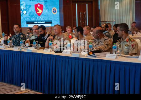 MANAMA, Bahrein (22 febbraio 2024) U.S. Marine Brig. Il generale Matthew Reid, comandante generale della Task Force 51/5th Marine Expeditionary Brigade (TF 51/5) parla ai principali leader militari e rappresentanti di tutto il Consiglio di cooperazione del Golfo e del Medio Oriente durante l'impegno marittimo multilaterale (MME) 24,1 in Bahrain, 22 febbraio. MME 24,1 significa l'impegno del TF 51/5 e dei suoi partner regionali a garantire la stabilità, migliorare le opportunità regionali e costruire partenariati in grado di rispondere efficacemente alle crisi dinamiche. Questa conferenza è una testimonianza della dedizione e dei cooperati Foto Stock