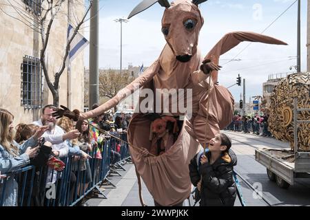 Gerusalemme, Israele. 25 marzo 2024. Gli spettatori in costume sono in fila lungo Jaffa Road nel centro di Gerusalemme per assistere alla Purim Unity Parade. Purim è una delle feste più colorate e popolari dell'Ebraismo, che commemora gli eventi descritti nel Libro di Ester e in particolare la miracolosa salvezza degli ebrei nell'antica Persia. Crediti: NIR Alon/Alamy Live News Foto Stock