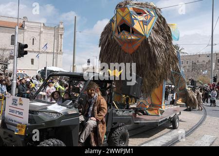 Gerusalemme, Israele. 25 marzo 2024. Gli spettatori in costume sono in fila lungo Jaffa Road nel centro di Gerusalemme per assistere alla Purim Unity Parade. Purim è una delle feste più colorate e popolari dell'Ebraismo, che commemora gli eventi descritti nel Libro di Ester e in particolare la miracolosa salvezza degli ebrei nell'antica Persia. Crediti: NIR Alon/Alamy Live News Foto Stock