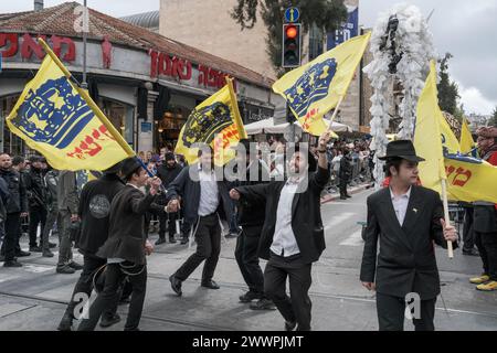 Gerusalemme, Israele. 25 marzo 2024. Gli spettatori in costume sono in fila lungo Jaffa Road nel centro di Gerusalemme per assistere alla Purim Unity Parade. Purim è una delle feste più colorate e popolari dell'Ebraismo, che commemora gli eventi descritti nel Libro di Ester e in particolare la miracolosa salvezza degli ebrei nell'antica Persia. Crediti: NIR Alon/Alamy Live News Foto Stock