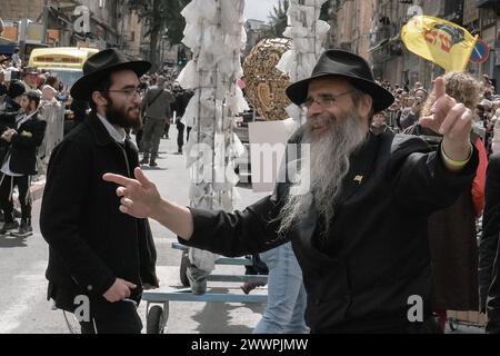 Gerusalemme, Israele. 25 marzo 2024. Gli spettatori in costume sono in fila lungo Jaffa Road nel centro di Gerusalemme per assistere alla Purim Unity Parade. Purim è una delle feste più colorate e popolari dell'Ebraismo, che commemora gli eventi descritti nel Libro di Ester e in particolare la miracolosa salvezza degli ebrei nell'antica Persia. Crediti: NIR Alon/Alamy Live News Foto Stock