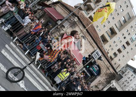 Gerusalemme, Israele. 25 marzo 2024. Gli spettatori in costume sono in fila lungo Jaffa Road nel centro di Gerusalemme per assistere alla Purim Unity Parade. Purim è una delle feste più colorate e popolari dell'Ebraismo, che commemora gli eventi descritti nel Libro di Ester e in particolare la miracolosa salvezza degli ebrei nell'antica Persia. Crediti: NIR Alon/Alamy Live News Foto Stock