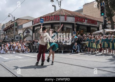 Gerusalemme, Israele. 25 marzo 2024. Gli spettatori in costume sono in fila lungo Jaffa Road nel centro di Gerusalemme per assistere alla Purim Unity Parade. Purim è una delle feste più colorate e popolari dell'Ebraismo, che commemora gli eventi descritti nel Libro di Ester e in particolare la miracolosa salvezza degli ebrei nell'antica Persia. Crediti: NIR Alon/Alamy Live News Foto Stock