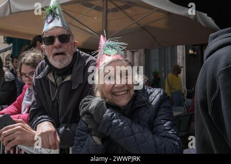 Gerusalemme, Israele. 25 marzo 2024. Gli spettatori in costume sono in fila lungo Jaffa Road nel centro di Gerusalemme per assistere alla Purim Unity Parade. Purim è una delle feste più colorate e popolari dell'Ebraismo, che commemora gli eventi descritti nel Libro di Ester e in particolare la miracolosa salvezza degli ebrei nell'antica Persia. Crediti: NIR Alon/Alamy Live News Foto Stock