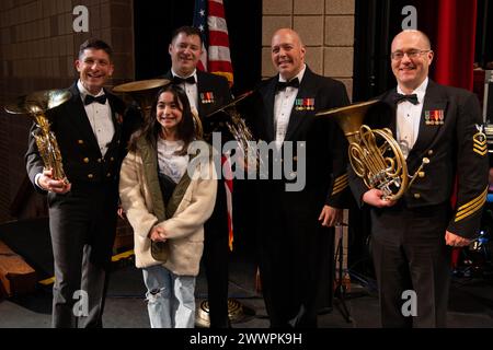 240204-N-PN185-1018 - Cedar Park, Texas (4 febbraio 2024) Uno studente locale di corno francese posa con la sezione di corno francese della United States Navy Band a seguito del concerto del tour nazionale della Navy Band del 2024 al Cedar Park High School Performing Arts Center. La Navy Band percorrerà 2500 chilometri di terra in 18 giorni in 7 stati, dando 12 concerti pubblici e 5 spettacoli per gli studenti nelle scuole. Marina Foto Stock