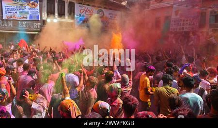 Pushkar, Rajasthan, India. 25 marzo 2024. India Holi Festival celebrato a Pushkar. I rivelatori ballano mentre giocano con la polvere colorata durante le celebrazioni che segnano Holi, il festival indù dei colori. Porta gioia ed energia vitale alle persone e ha un enorme significato nella cultura indù. Questo festival è celebrato in tutto il mondo con grande gioia ed entusiasmo. La gente celebra Holi con colori, balli e canti e goditi lo spirito dell'amore. Crediti: ZUMA Press, Inc./Alamy Live News Foto Stock