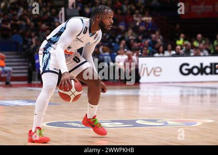 Milano, Italia. 25 marzo 2024. Italia, Milano, 24 marzo 2024: Jacob Pullen (Napoli) dribbla in campo nel primo quarto durante la partita di basket EA7 Emporio Armani Milan vs Napoli Basket, LBA 2023-2024 giorno 24.EA7 Emporio Armani Milan vs Napoli Basket, Lega Basket serie A 2023/2024 giorno 24 al Mediolanum Forum il 24 marzo 2024 (Credit Image: © Fabrizio Andrea Bertani/Pacific Press via ZUMA Press Wire) SOLO USO EDITORIALE! Non per USO commerciale! Foto Stock