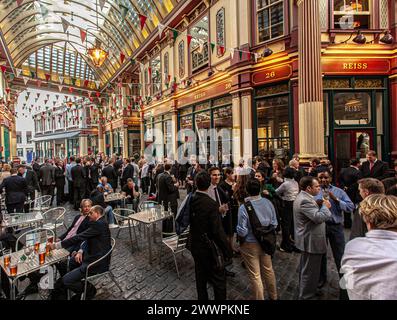 Mercato Leadenhall Londra - i lavoratori della città potrete godervi i pasti e le bevande nella Londra storica di mercato Leadenhall nel cuore della City di Londra area finanziaria. Foto Stock