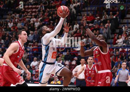 Milano, Italia. 25 marzo 2024. Italia, Milano, 24 marzo 2024: Jacob Pullen (Napoli) attacca il basket nel primo quarto durante la partita di basket EA7 Emporio Armani Milan vs Napoli Basket, LBA 2023-2024 giorno 24.EA7 Emporio Armani Milan vs Napoli Basket, Lega Basket serie A 2023/2024 giorno 24 al Mediolanum Forum il 24 marzo 2024 (Credit Image: © Fabrizio Andrea Bertani/Pacific Press via ZUMA Press Wire) SOLO USO EDITORIALE! Non per USO commerciale! Foto Stock