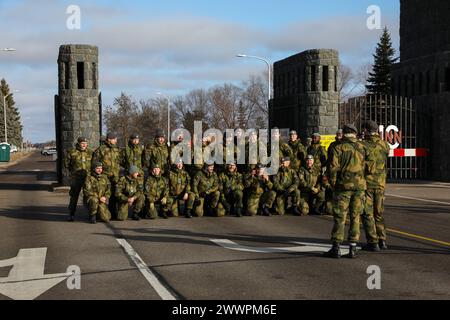 Le truppe della Guardia Nazionale del Minnesota e della Guardia interna norvegese e della Gioventù si uniscono in una cerimonia di apertura al 51° Norwegian Reciprocal Troop Exchange (NOREX) presso il Camp Ripley Training Center di Little Falls, Minnesota, il 2 febbraio 2024. NOREX è un evento di addestramento annuale in cui soldati e avieri di entrambe le forze volano oltreoceano verso il loro paese alleato e conducono l'addestramento invernale e le operazioni in condizioni climatiche fredde tra loro (Minnesota Army National Guard) Foto Stock