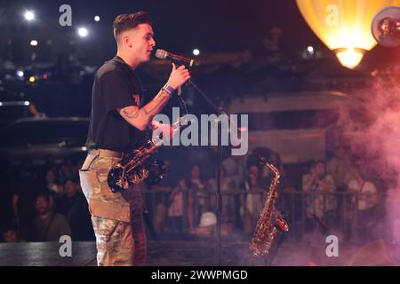 Il sergente Joshua Burpee, sassofonista e cantante della 39th Army Band, 54th Troop Command, New Hampshire Army National Guard, rappa il testo di "Fireball" di Pitbull prima di suonare il coro sul suo sassofono durante la loro esibizione all'Ilopango Airshow fuori dalla capitale San Salvador, El Salvador, il 17 febbraio. Guardia Nazionale dell'esercito Foto Stock