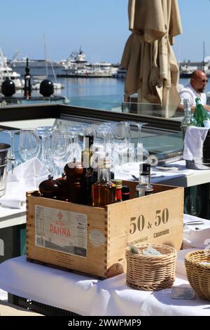 Riviera francese, bevande a Port Hercules, Porto di Monaco in un giorno di sole, Boulevard Monaco bagnato dalla luce del sole, Fotografia di viaggio, foto di scorta Foto Stock