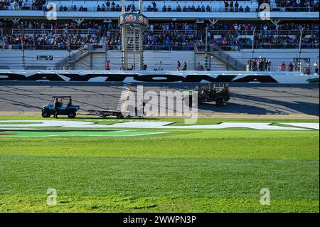 Infantry Squad Vehicles (ISV) dello U.S. Army 82nd Airborne Division 2nd Battalion, 505th Infantry Regiment percorre la pista durante la NASCAR Daytona 500 del 2024 a Daytona Beach, Flag., lunedì 19 febbraio 2024. La Daytona 500 è una gara automobilistica NASCAR Cup Series lunga 500 miglia che si tiene ogni anno ed è considerata la gara più importante e prestigiosa del calendario NASCAR. Foto Stock