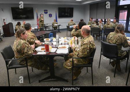 Brig. Il generale Leigh Swanson, chirurgo di comando dell'Air Mobility Command, si impegna con il Team Little Rock Airmen durante una visita alla base aerea di Little Rock, Arkansas, 12 febbraio 2024. Durante la visita, Swanson e il Master Sgt. Daneen Jeziorske, forza arruolata medica dell'AMC, hanno avuto l'opportunità di conoscere le operazioni quotidiane del 19 ° MDG e di interagire con numerosi avieri in vari campi di carriera che contribuiscono a preparare e mantenere la preparazione medica. Aeronautica militare Foto Stock