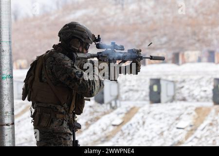 Hayden Sutton lancia un fucile automatico di fanteria M27 durante la Viper 24,1 in Corea a Camp Mujuk, Repubblica di Corea, 6 febbraio 2024. L'addestramento a fuoco vivo migliora la preparazione al combattimento dei Marines migliorando la capacità di tiro, costruendo fiducia e testando tattiche e strategie per preparare i Marines a eseguire le loro missioni in modo efficace e sicuro in qualsiasi ambiente operativo. Nella sua prima iterazione, Korea Viper dimostra la capacità del ROK-US Marine Corps di rispondere in modo decisivo nella regione come una forza unica e unificata, rafforzando al contempo le relazioni e la fiducia tra i due A. Foto Stock