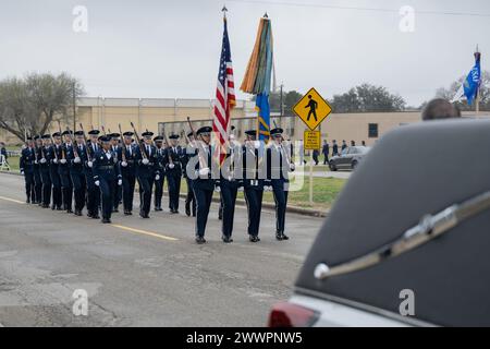 I membri della United States Air Force Honor Guard marciano davanti a un focolare trasportando la bara del quinto Chief Master Sergeant of the Air Force, Robert D. Gaylor 10 febbraio 2024 presso Joint base San Antonio-Lackland, Texas. La base congiunta di San Antonio ha ospitato il servizio commemorativo e l'internato per Gaylor, attraverso JBSA-Lackland, Texas, e il cimitero nazionale di Fort Sam Houston. Gaylor lasciò la sua casa in Indiana per arruolarsi nell'Air Force e poi chiamò l'area di San Antonio la sua casa post-militare per più di quattro decenni. È sopravvissuto a suo figlio, Kenny, e alle figlie Carol ed Elaine. Aeronautica militare Foto Stock