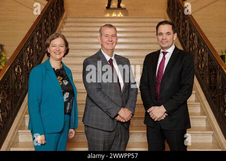 Il presidente dell'assemblea Edwin Poots (al centro) con il ministro ombra per l'Irlanda del Nord e il deputato per Putney Fleur Anderson (a sinistra) e il deputato di Aberconwy Robin Millar presso gli edifici del Parlamento di Stormont come parte di una visita di una delegazione trasversale di parlamentari a Stormont. Data foto: Lunedì 25 marzo 2024. Foto Stock