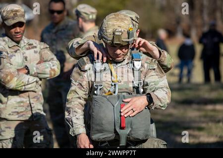 U.S. Army Rangers, assegnati al 5th Ranger Training Battalion condurre un salto aereo da un elicottero UH-60 Black Hawk sulla Stringer Drop zone a Dahlonega, GA, 2 gennaio 2024. L'evento di formazione annuale offre ai Rangers l'opportunità di diventare paracadutisti esperti, dando alla comunità locale la possibilità di vedere i Rangers allenarsi nell'area di Dahlonega. Riserva dell'esercito Foto Stock