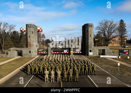 Le truppe della Guardia Nazionale del Minnesota e della Guardia interna norvegese e della Gioventù si uniscono in una cerimonia di apertura al 51° Norwegian Reciprocal Troop Exchange (NOREX) presso il Camp Ripley Training Center di Little Falls, Minnesota, il 2 febbraio 2024. NOREX è un evento di addestramento annuale in cui soldati e avieri di entrambe le forze volano oltreoceano verso il loro paese alleato e conducono l'addestramento invernale e le operazioni in condizioni climatiche fredde tra loro (Minnesota Army National Guard) Foto Stock