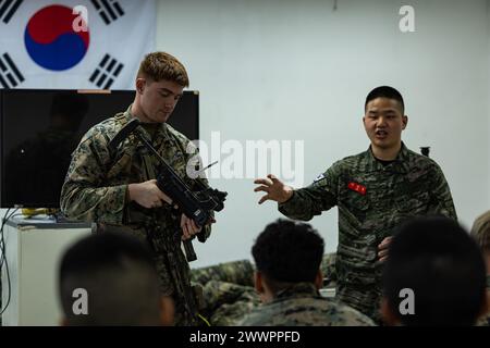 Hayden Sutton dimostra le funzioni del lanciagranate M320 durante Korea Viper 24,1 presso il quartier generale della prima Divisione di fanteria della Repubblica di Corea, Repubblica di Corea, 5 febbraio 2024. Nella sua prima iterazione, Korea Viper dimostra la capacità del ROK-US Marine Corps di rispondere in modo decisivo nella regione come una forza unica e unificata, rafforzando al contempo le relazioni e la fiducia tra i due alleati. Sutton, nativo del Texas, è un fuciliere del Battaglione 2d, 7th Marines. Il 2/7 è schierato in avanti nell'Indo-Pacifico sotto il 4th Marine Regiment, 3d Marine Division Foto Stock