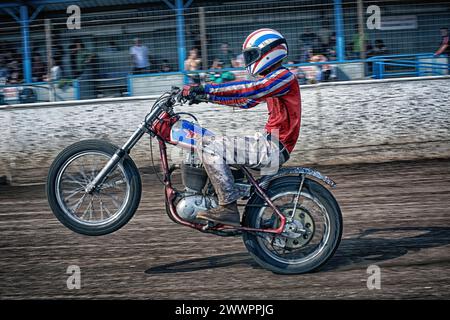 Il pilota Speedway sta tirando un impennata. Foto Stock
