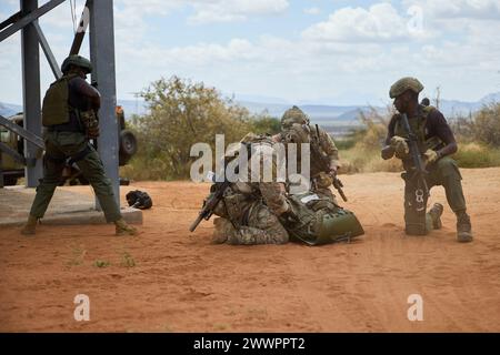 I membri dell'unità di risposta rapida delle forze di difesa del Kenya e degli aviatori dell'aeronautica degli Stati Uniti del 26th Special Tactics Squadron, comando operazioni speciali dell'aeronautica degli Stati Uniti, si assicureranno una vittima durante l'addestramento di evacuazione delle vittime durante l'accordo 2024 giustificato (JA24) in Kenya il 29 febbraio 2024. Il JA24 è la più grande esercitazione dell'Africa Orientale degli Stati Uniti d'America, che si svolge dal 26 febbraio al 7 marzo. Guidata dalla Task Force Southern European (SETAF-AF) dell'esercito degli Stati Uniti e ospitata in Kenya, quest'anno l'esercitazione includerà personale e unità provenienti da 23 nazioni. Questo esercizio multinazionale crea la prontezza f Foto Stock